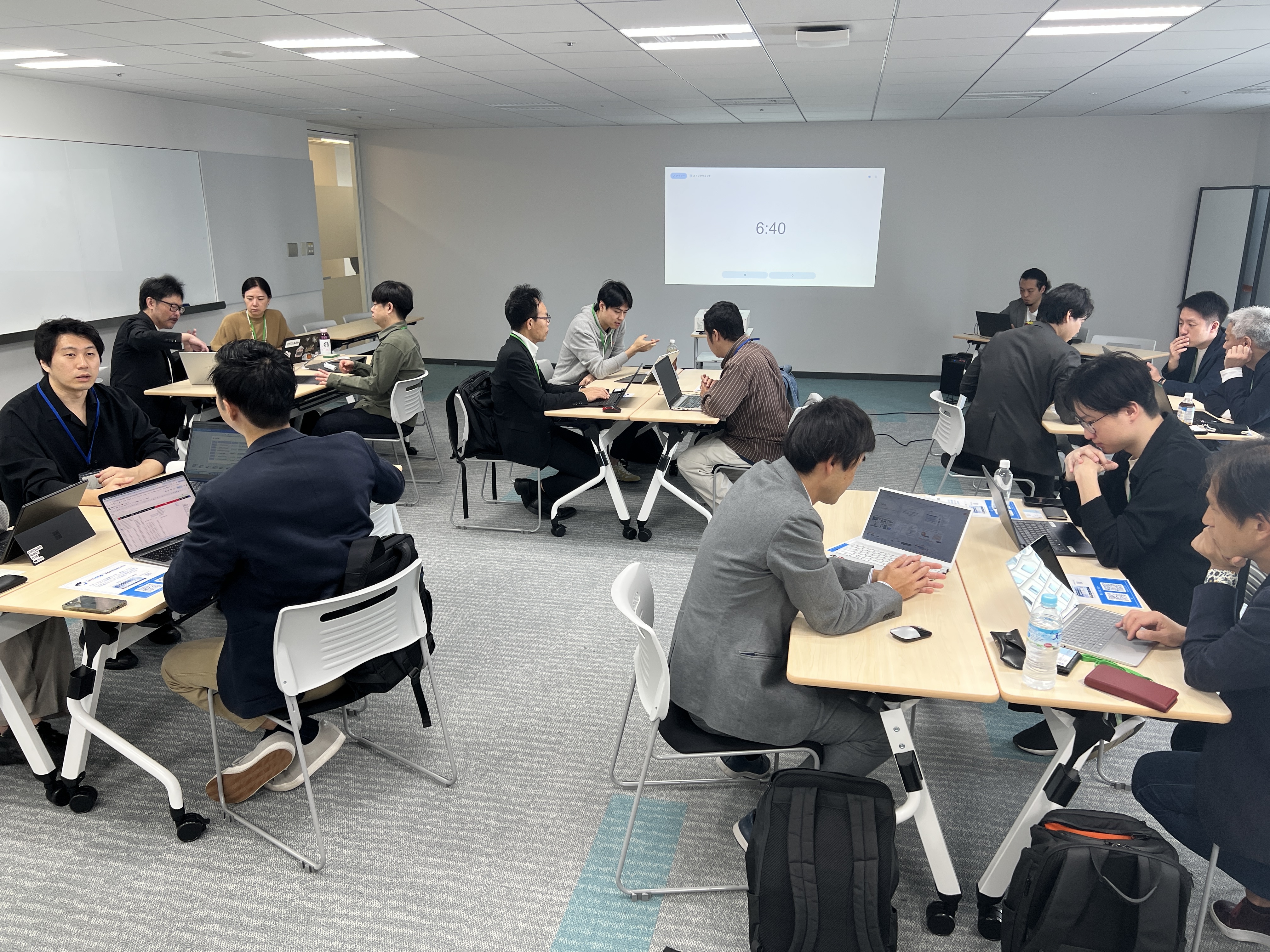 SLピッチの審査の様子。VCとCVCの担当者が並んで、真剣に事業プランを審査しています